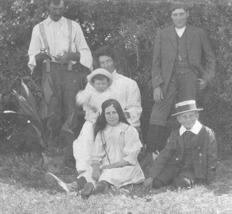 William_and_family1912_cropped